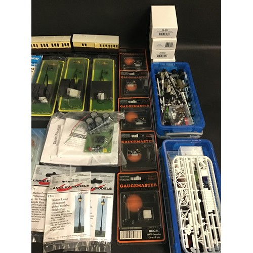 131 - Box of various train accessories to include as new unused kits, sealed lamps, various modelling tool... 