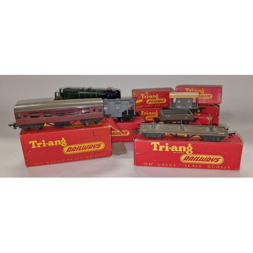 122 - Tri-ang Railways vintage OO Gauge group of boxed wagons (10).