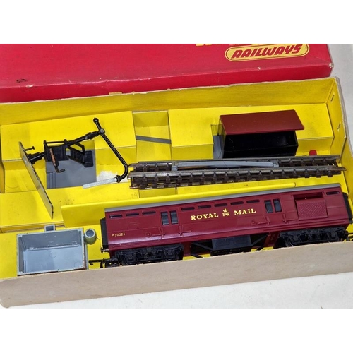 182 - Vintage boxed Tri-ang OO gauge Searchlight Wagon ref R341 c/w r402 Operating Royal Mail Coach Set. C... 