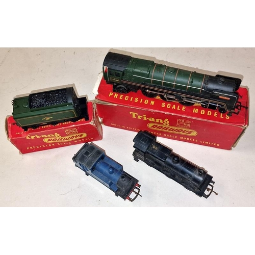 183 - Vintage Tri-ang OO gauge R259 Britannia Loco in worn incomplete box, matching R35 tender in complete... 