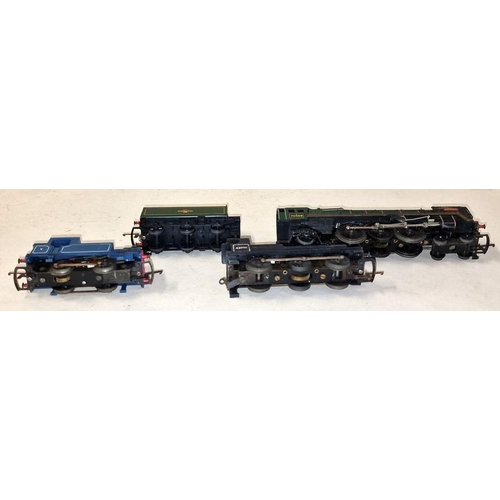 183 - Vintage Tri-ang OO gauge R259 Britannia Loco in worn incomplete box, matching R35 tender in complete... 