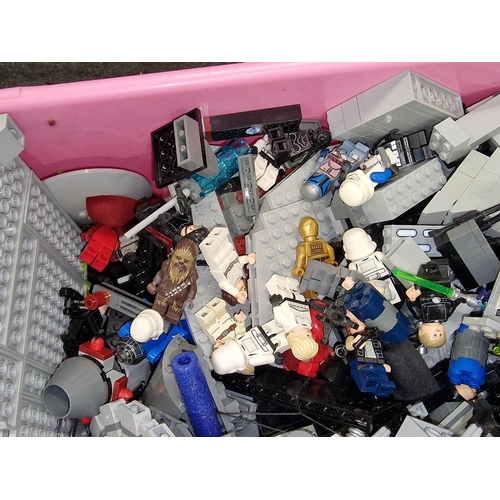 215 - Large box of mainly loose Lego bricks to include Star Wars minifigures.