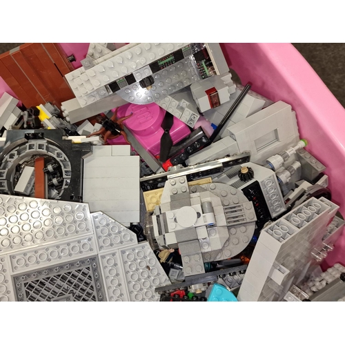 215 - Large box of mainly loose Lego bricks to include Star Wars minifigures.