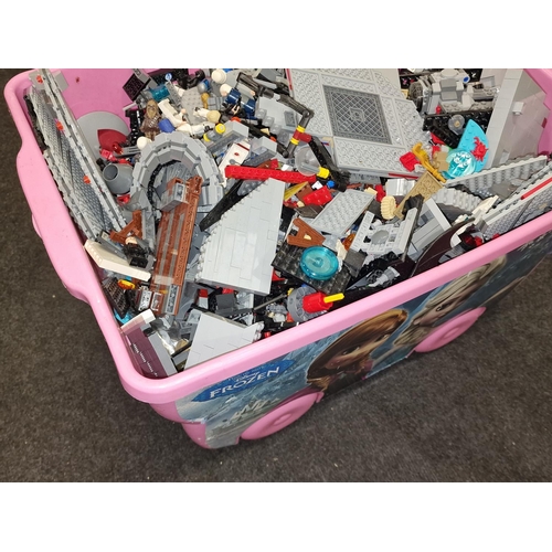 215 - Large box of mainly loose Lego bricks to include Star Wars minifigures.