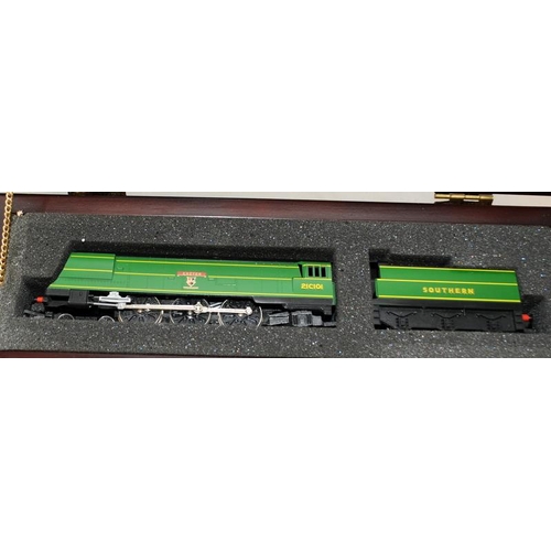 141 - Hornby 00 gauge R.320 SR West Country Class 'Exeter' Limited edition. Presented in luxury wooden cas... 