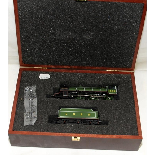 165 - 00 gauge Bachmann Main Line limited edition LNER green B1 4-6-0 Mayflower in wooden presentation box... 