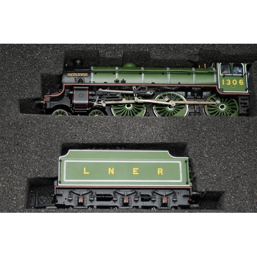 165 - 00 gauge Bachmann Main Line limited edition LNER green B1 4-6-0 Mayflower in wooden presentation box... 