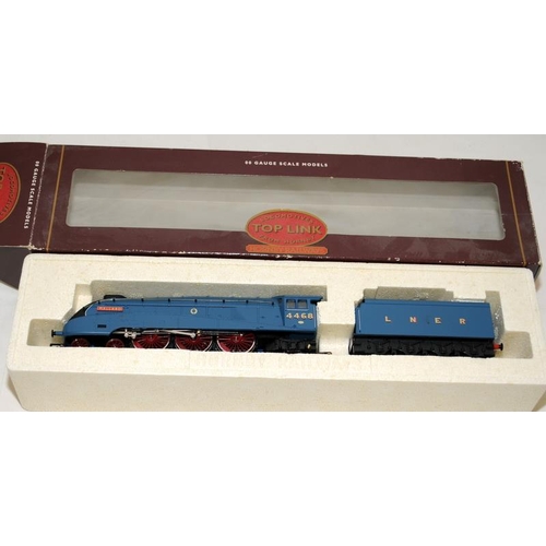 167 - Hornby 00 gauge Top Link Locomotives R304 LNER 4-6-2 Mallard class A4. Box has some storage wear, mo... 