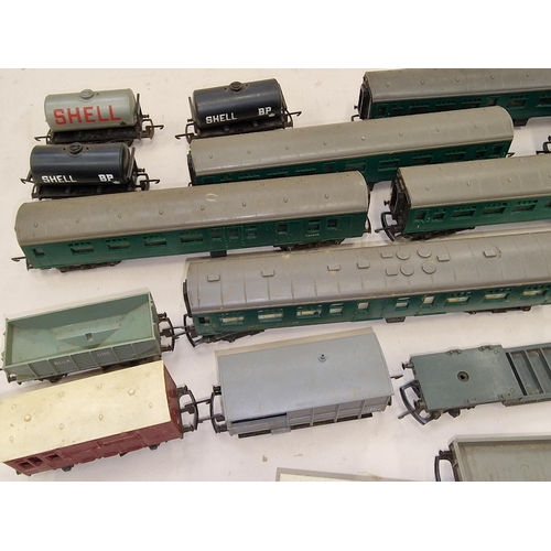 179 - Tri-ang TT Gauge large vintage group of unboxed wagons/coaches.