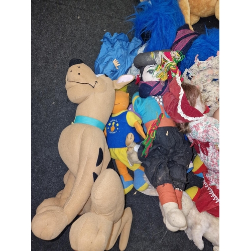 201 - Collection of vintage and modern soft toys and dolls to include Cookie Monster, Scooby Doo etc.