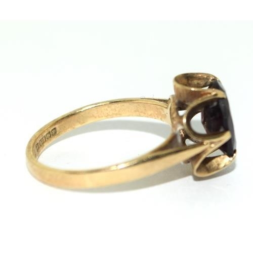 326 - 9ct gold Solitaire Garnet ring in a claw setting size N