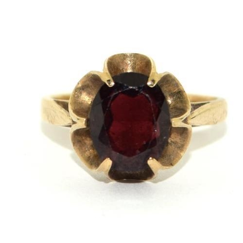 326 - 9ct gold Solitaire Garnet ring in a claw setting size N