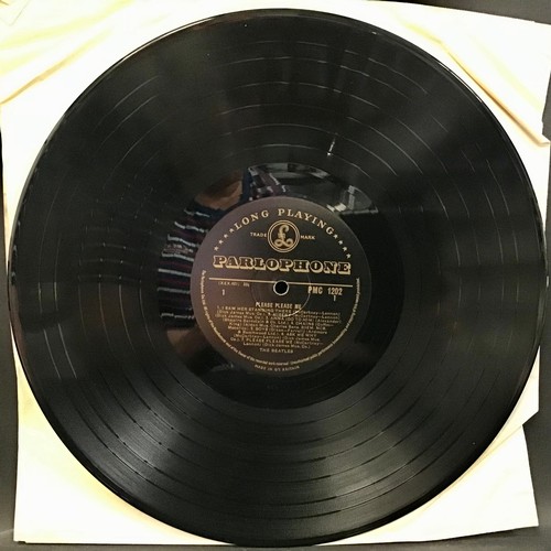 70 - THE BEATLES ‘PLEASE PLEASE ME’ RARE MONO PARLOPHONE BLACK GOLD VINYL ALBUM. Nice rarity on Parlophon... 