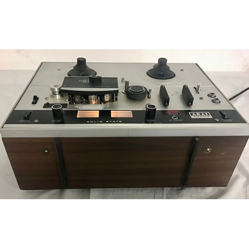 581 - AKAI REEL TO REEL TAPE RECORDER. This is model number 4000D which powers up and plays tape fine. (No... 