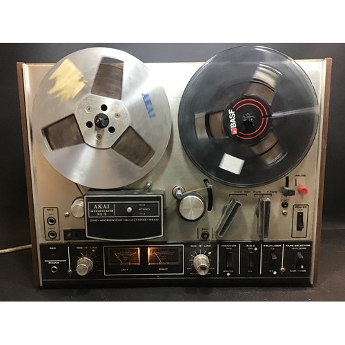 562 - AKAI REEL TO REEL TAPE RECORDER. Model No. 40000DS MK 2 which powers on and tapes spin on play, forw... 