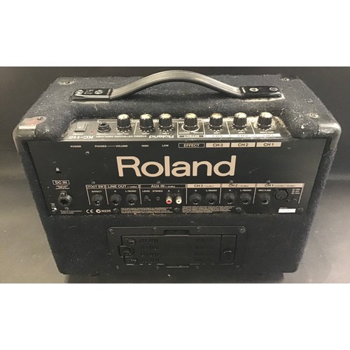 548 - ROLAND GUITAR AMPLIFIER. This is model No. KC-110 and runs on battery or power supply. (unable to te... 