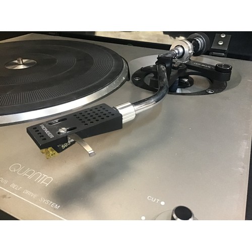 439 - BSR QUANTA 500 TURNTABLE. This  turntable powers up fine and is fitted with a Stanton cartridge. The... 