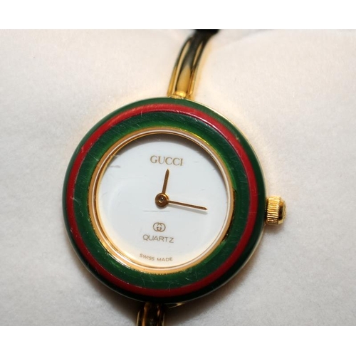 329 - Boxed Gucci ladies bracelet watch. Seen working when listed.