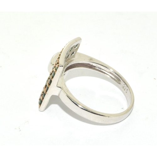 294 - A 925 silver and green stone DQCZ ring Size N