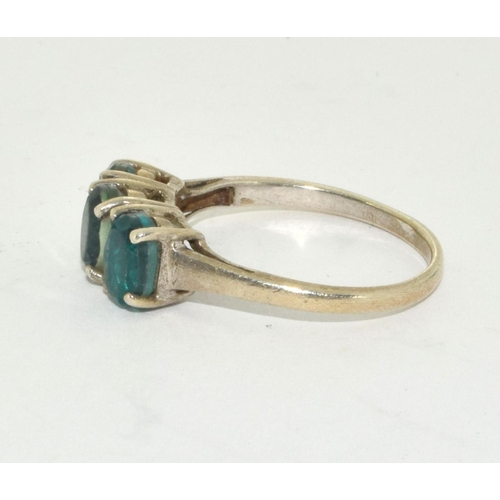 391 - A 925 silver green stone trilogy ring Size T