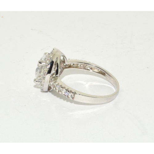 389 - A sparkling 925 silver halo style ring Size M