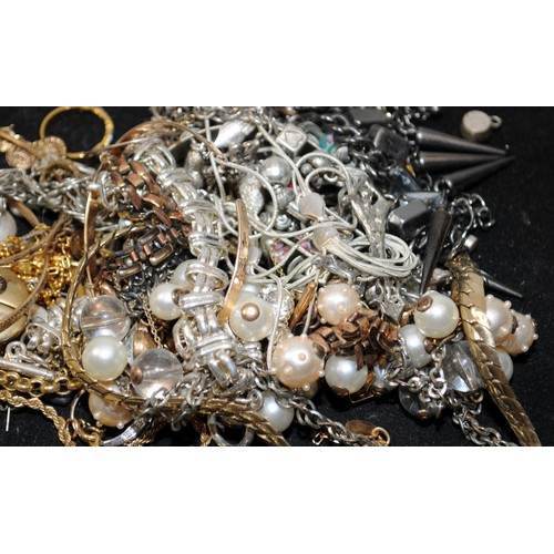 299 - Bag of costume jewellery