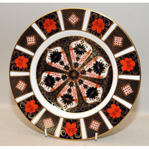 210 - Royal Crown Derby Old Imari 22cm plate c/w 12cm vase