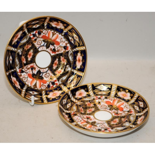 213 - Royal Crown Derby Old Imari pair of oval trinket dishes 13.5cms across c/w two 11.5cms saucers