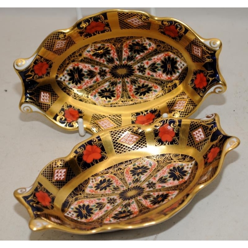 213 - Royal Crown Derby Old Imari pair of oval trinket dishes 13.5cms across c/w two 11.5cms saucers