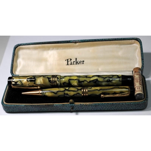 12 - Cased Parker Duofold Senior fountain pen and propelling pencil set. Moderne pearl and black marble b... 