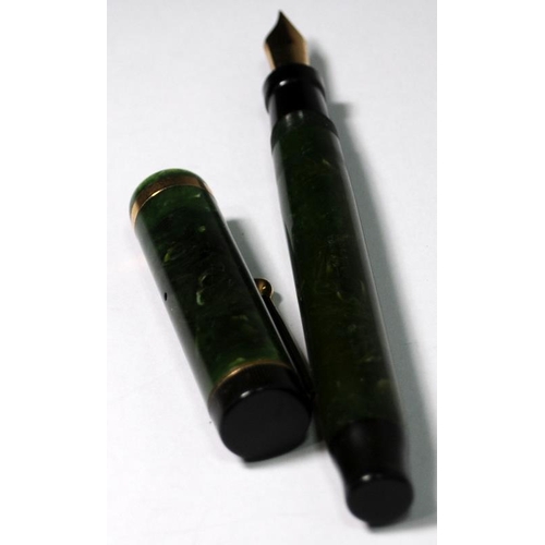 13 - Cased Parker Duofold Senior fountain pen. Lucky Curve, Toronto-Canada. 1920's. Green jade marble bod... 