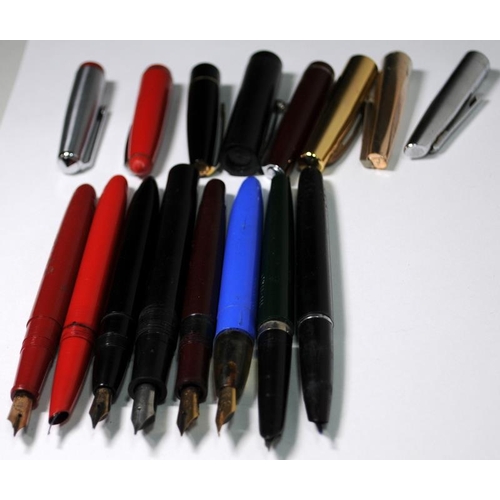 16 - A collection of vintage fountain pens. Various makes.
