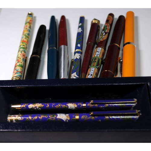 18 - A collection of fountain and ballpoint pens