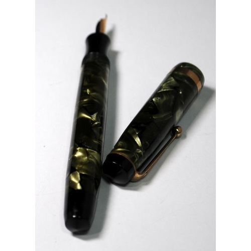 28 - Parker Challenger fountain pen with green marble body. Jacksonville USA made. Button fill system. Da... 