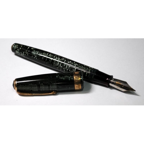 29 - Parker Vacumatic Maxima fountain pen with green pearl body. Canada made with USA nib. (Ref:YYr252)