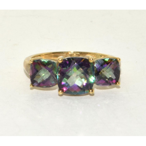 135 - 9ct Gold Ladies Mystic Topaz Ring. Size O