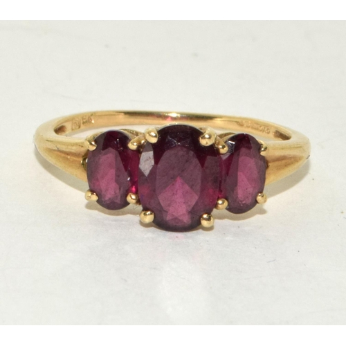 201 - 9ct Gold Ladies 3 Stone Garnet Ring. Size P