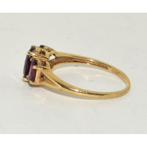 201 - 9ct Gold Ladies 3 Stone Garnet Ring. Size P