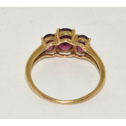 201 - 9ct Gold Ladies 3 Stone Garnet Ring. Size P