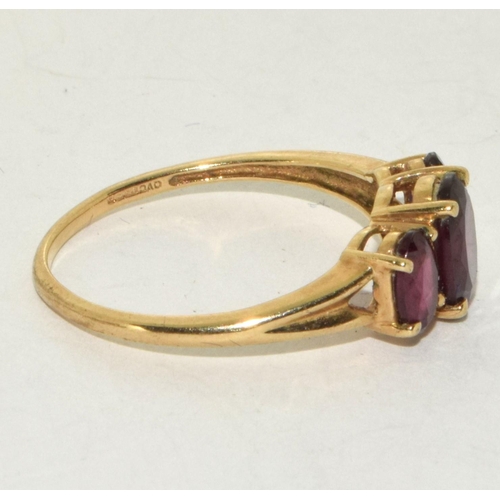 201 - 9ct Gold Ladies 3 Stone Garnet Ring. Size P