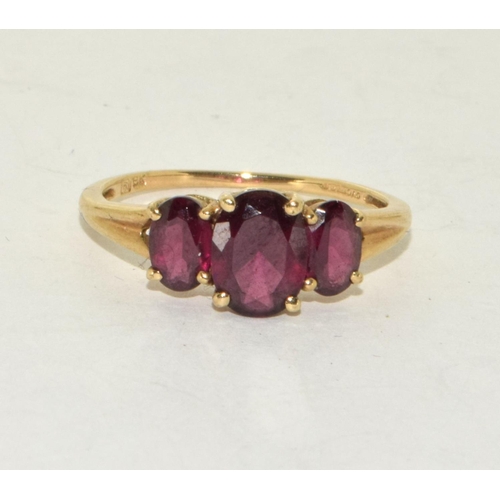 201 - 9ct Gold Ladies 3 Stone Garnet Ring. Size P