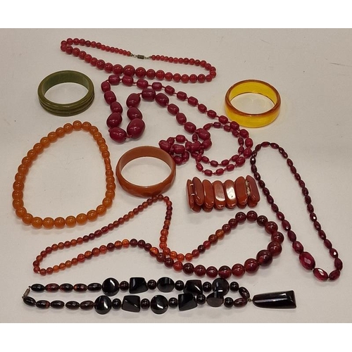 144 - Collection of Bakelite and resin necklaces