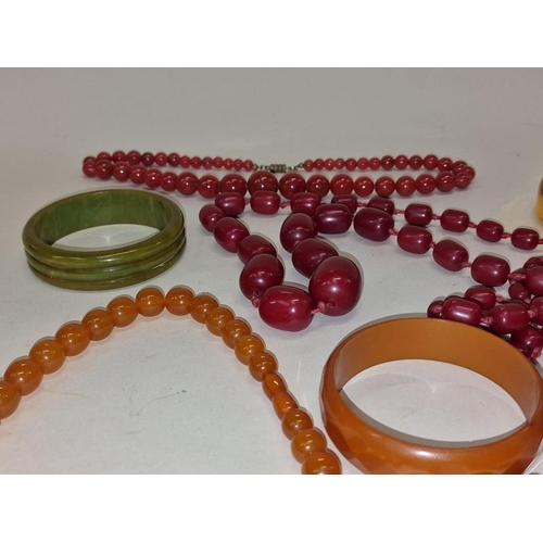 144 - Collection of Bakelite and resin necklaces