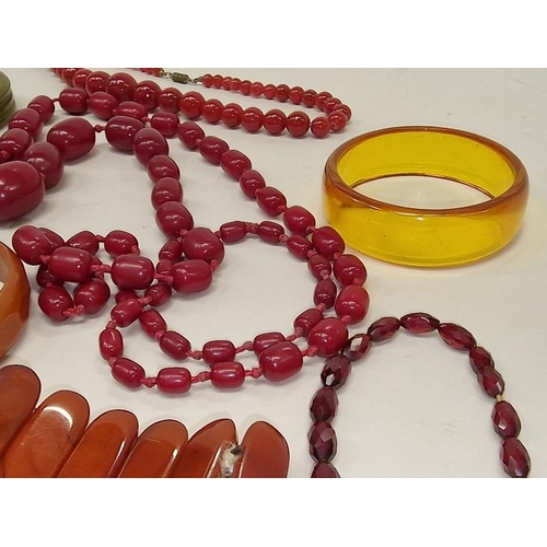 144 - Collection of Bakelite and resin necklaces