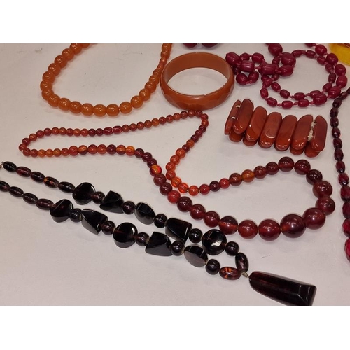 144 - Collection of Bakelite and resin necklaces