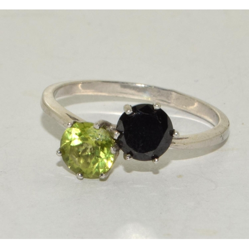 243 - A 925 silver and green & black stone twist ring Size Q 1/2.