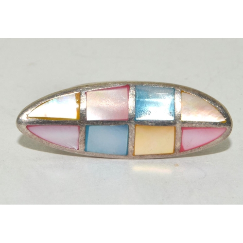 156 - A vintage 925 silver and pastel dyed mother of pearl ring Size N