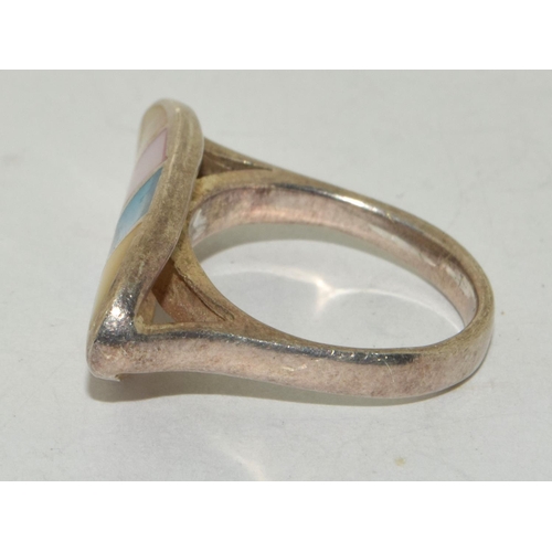 156 - A vintage 925 silver and pastel dyed mother of pearl ring Size N