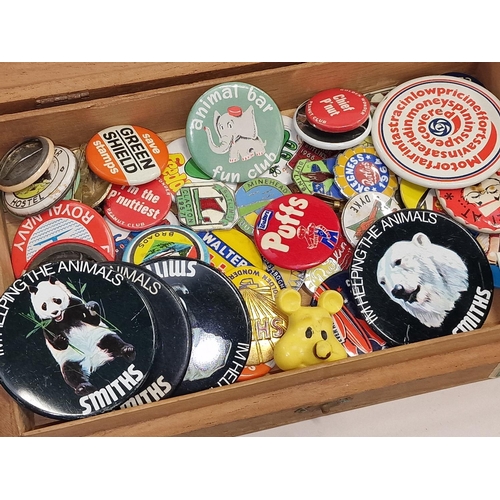 107 - Wooden cigar box containing a collection of vintage pin and enamel badges.