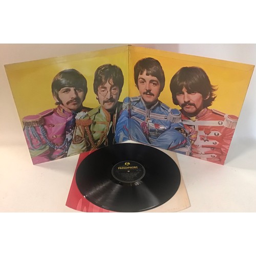 168 - THE BEATLES -  SGT PEPPERS LONELY HEARTS CLUB BAND VINYL LP RECORD. Great gatefold sleeve Cover with... 